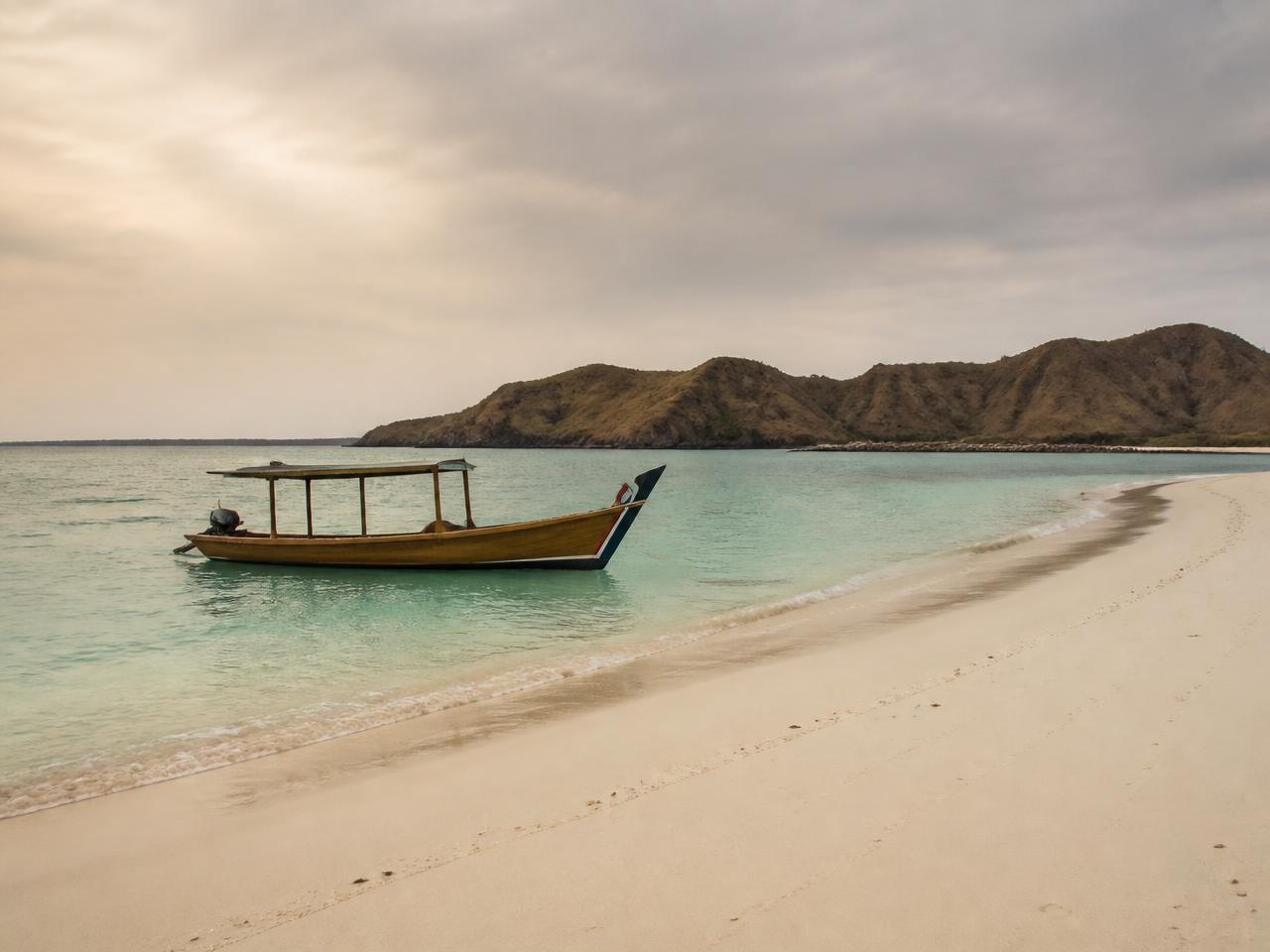 Leeg wit strand met turquoise zee op Lombok